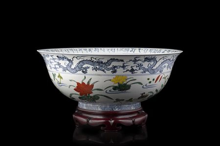 Grande ciotola in porcellana doucai, il bordo esterno decorato a draghi bianchi