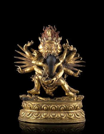 Scultura in bronzo dorato raffigurante Mahakala a sei braccia in Yab Yum, stant