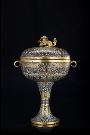 Coppa biansata con coperchio in metallo cloisonné, dalla forma arcaica dou, dec