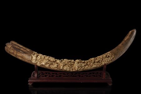 Grande zanna in avorio fossile scolpita con i diciotto Luohan fra draghi, elefa