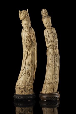 Due sculture in avorio, una raffigurante Guanyin e l'altra una dama, basi in le