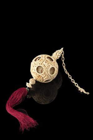 Gioco di sfere in avorio intagliato e traforato, la sfera esterna intagliata a