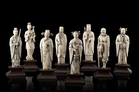 Gruppo di sculture in avorio raffiguranti gli "Otto Immortali", basi in legno d