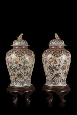 Coppia di grandi potiches a decoro Imari, presa del coperchio a cane di Pho, su
