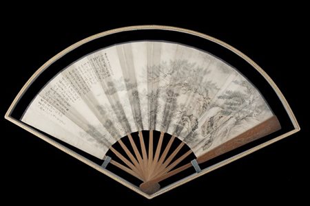 Ventaglio con stecche in bamboo e pagina dipinta con arbusti e rocce con iscriz