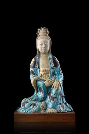 Guanyin in porcellana biscotto parzialmente invetriata nei toni del turchese e