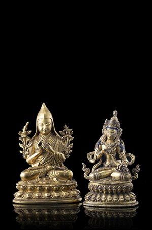 Due sculture in bronzo dorato, una raffigurante Tsongkhapa e l'altra raffiguran