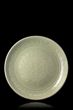 Piatto Longquan celadon (difetti)
tarda dinastia Yuan, secolo XIV
(d. 32,5 cm.)