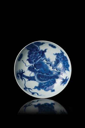 Piattino in porcellana bianca e blu con decoro di draghi, marchio e periodo Yon