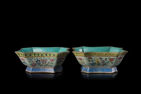 Due ciotole in porcellana di forma sagomata a smalto policromo decorate con mot