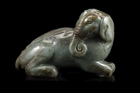 Elefante in giada verde screziata, base in legno
Cina, secolo XX
(l. max 24 cm.