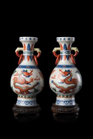 Coppia di vasi biansati in porcellana policroma con decoro a draghi, marchio ap