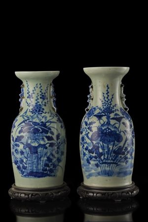 Coppia di vasi a balaustro in porcellana celadon a decoro floreale blu, basi in