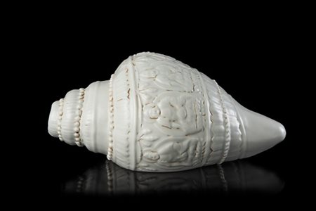 Grande conchiglia rituale 'Shankha' in porcellana bianca, decorata con figure d