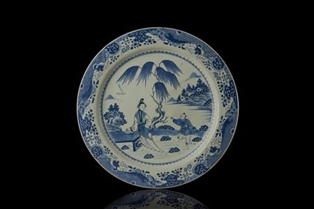 Grande piatto in porcellana da esportazione bianco e blu decorato a figure in p