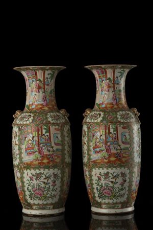 Coppia di vasi cantonesi in porcellana Famiglia Rosa decorati a riserve con fig