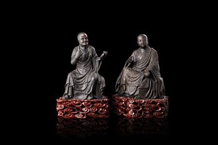 Coppia di monaci buddhisti in bronzo con basi in legno, con iscrizioni alla bas