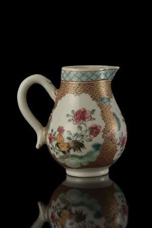 Piccolo versatoio in porcellana policroma, Famiglia Rosa, decorato a riserve co