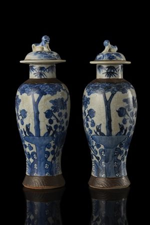 Coppia di potiches con coperchio in porcellana a decoro floreale con arbusti e