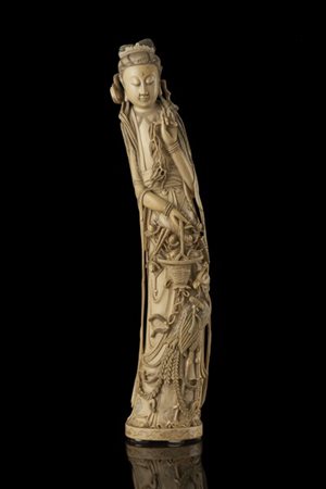 Grande scultura in avorio raffigurante figura femminile reggente ramo fiorito (