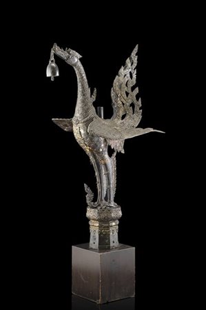 Scultura in bronzo raffigurante drago alato reggente campanello, base in legno