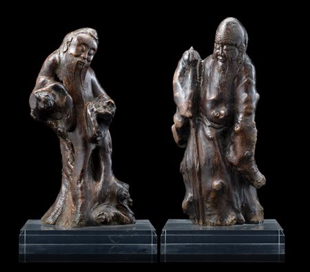 Due sculture in radice di legno raffiguranti saggi, base in plexiglass (difetti