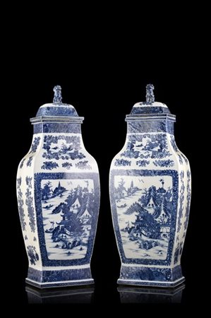Coppia di vasi con coperchio in porcellana bianca e blu, la forma squadrata e d