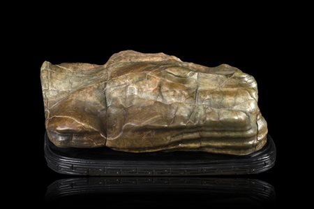 Blocco di roccia in giadeite scolpita e levigata dalla natura, montata su base