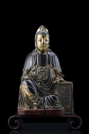 Scultura di Bodhisattva in legno laccato e parzialmente dorato, in posizione se