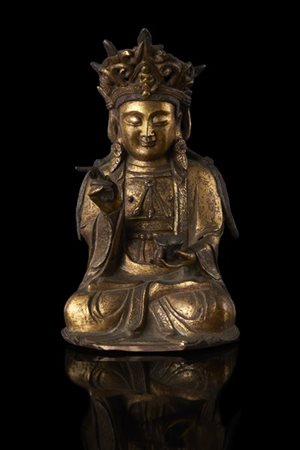 Scultura in bronzo dorato raffigurante Bodhisattva Guanyin assisa con testa cor