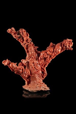 Grande scultura in corallo finemente scolpita a figure di saggi con bambini fra