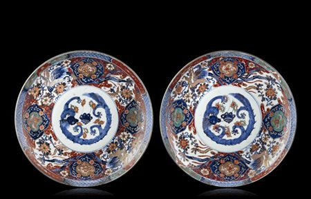 Coppia di grandi piatti in porcellana Imari con decoro floreale e animali fanta