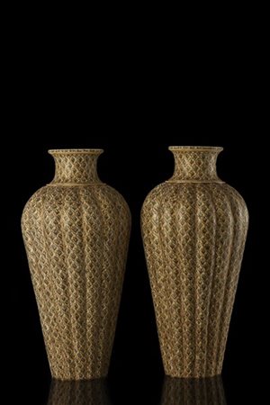 Coppia di vasi in avorio decorati a motivi floreali policromi e parzialmente do