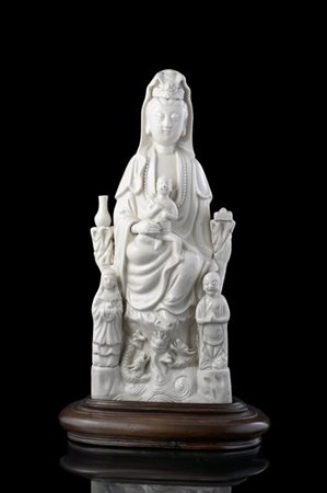 Figura in porcellana blanc de chine, raffigurante Guanyin con bambino assisa in
