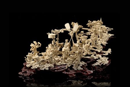 Grande composizione in avorio su base in legno raffigurante l'Immortale Xi Wang