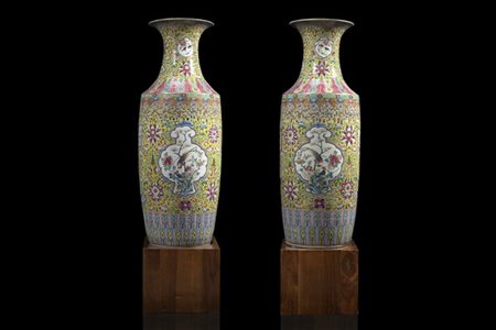 Coppia di grandi vasi a balaustro Famiglia Rosa a fondo giallo riccamente decor