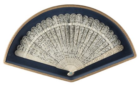 Ventaglio in avorio finemente traforato a motivi di personaggi e floreali
Cina,