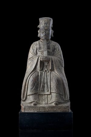 Figura di giudice degli inferi in ferro, in posizione seduta e reggente una tav