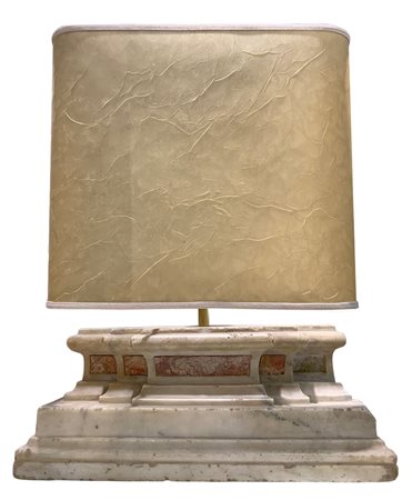 Frammento di marmo con inserti di diaspri siciliani, base del XVIII secolo....