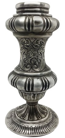 Piccolo vaso in argento, fine XIX secolo. Punzonato argento 800. H cm 16 con...
