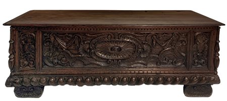 Cassapanca in legno di noce, XVII secolo, Toscana. Scolpita sul fronte con...