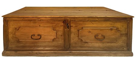 Curula in legno d’abete, fine XVIII secolo, Sicilia. Intagli sui tre lati e...