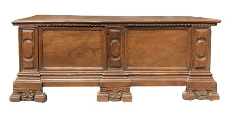 Cassapanca in legno di noce, XVII secolo. H cm 65x170x52.