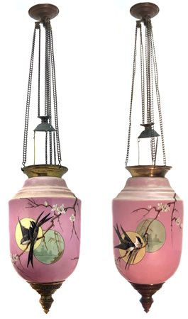 Coppia di lampade a sospensione in opaline rosa decorate con fiori e uccelli,...