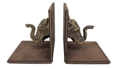 Coppia di reggilibri rivestiti in pelle con testa di elefante in bronzo...