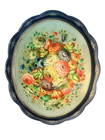 Vassoio in metallo con decoro floreale, inizi XX secolo. Cm 78x64