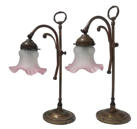 Coppia di Abat jour in ottone con campana a tulipano in vetro rosa, fine XIX...