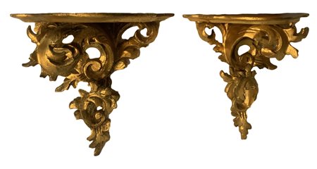 Due mensole da muro in legno dorato, inizi XX secolo. H cm 25. H cm 27.