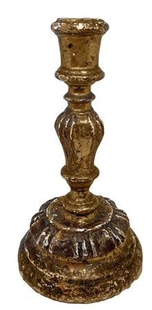 Candeliere in legno dorato a foglia, XIX secolo. H cm 24.