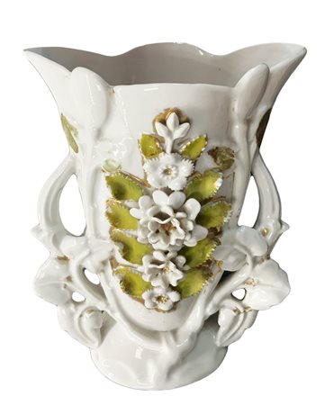 Vaso in porcellana bianca, con decori floreali nei toni del verde e oro, XIX...